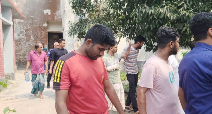 শ্রীপুরে ক্যাসিনোর আসরে অভিযানে গিয়ে পুলিশ অবরুদ্ধ, আটক ৭