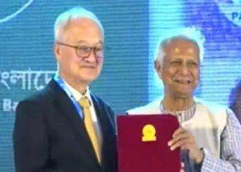 বিনিয়োগে অবদান, ৪ ক্যাটাগরিতে বিভিন্ন প্রতিষ্ঠানকে পুরস্কার দিলেন প্রধান উপদেষ্টা