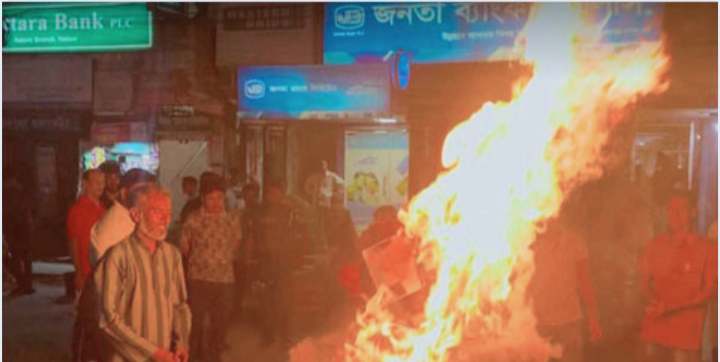 নাটোরে ইসরায়েল প্রধানমন্ত্রী নেতানিয়াহুর কুশপুত্তলিকা দাহ