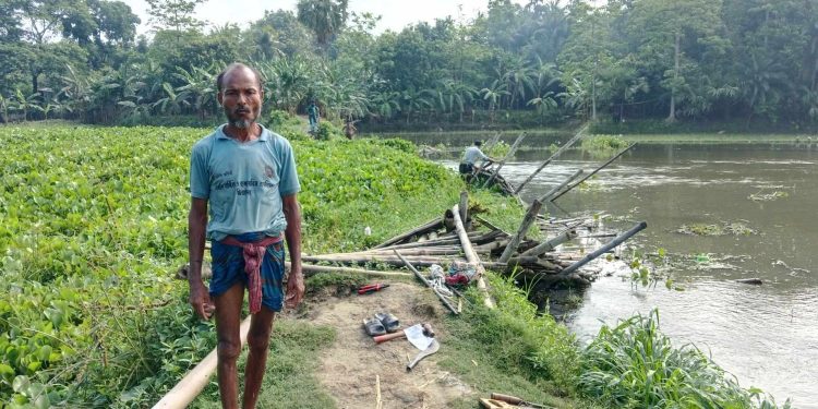 ঝিনাইদহের কোটচাঁদপুরের প্রত্যন্ত অঞ্চলে বাঁশের সাঁকো ভেঙে ছাত্রছাত্রীদের স্কুল যাওয়া বন্ধ