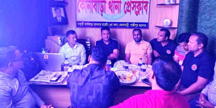 কোনাবাড়ী থানা প্রেসক্লাবের সাংবাদিকদের সাথে বিনিময় করেন ওসি সালাহউদ্দিন
