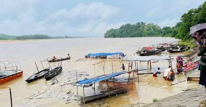 নেত্রকোনার দুর্গাপুরে পাহাড়ি ঢল: কংশ ও সোমেশ্বরী নদীর উত্তাল স্রোতে আতঙ্কিত জনপদ
