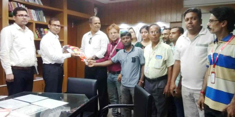 ঝিনাইদহ সাংবাদিক প্রেসক্লাবের পক্ষ থেকে জেলা প্রশাসককে ফুল দিয়ে শুভেচ্ছা