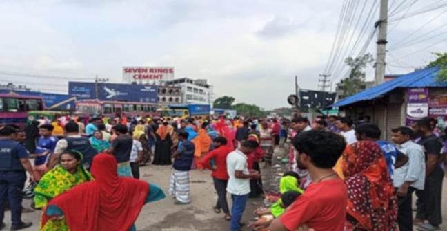 কালিয়াকৈরে বকেয়া বেতনের দাবিতে মহাসড়ক অবরোধ করে শ্রমিকদের বিক্ষোভ