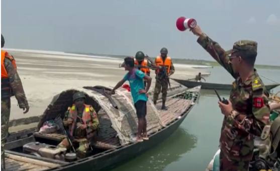 নাটোরে পদ্মা নদীতে সেনাবাহিনীর অভিযানে তিনটি ড্রেজার এবং ২টি বালু ভর্তি ট্রলার জব্দ-আটক ৫