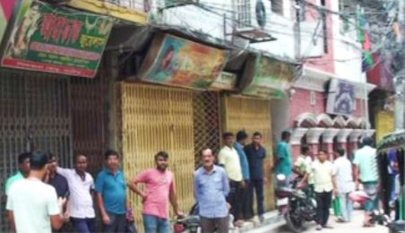 নাটোরে জুয়েলারি প্রতিষ্ঠান বন্ধ রেখে স্বর্ণ ব্যবসায়ীদের অবস্থান কর্মসূচি পালন