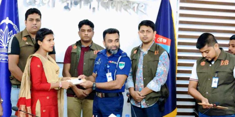 ঝিনাইদহ সাইবার ক্রাইম ইনভেস্টিগেশন সেল কর্তৃক মোবাইল ও অর্থ উদ্ধার