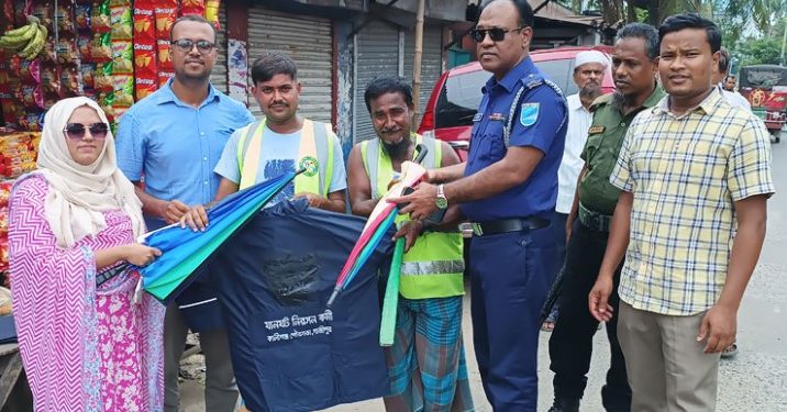 গাজীপুরের কালীগঞ্জে কমিউনিটি ট্রাফিক সদস্যদের মাঝে ছাতা ও রেইনকোট বিতরণ