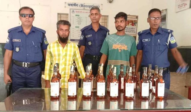 যাত্রীবাহী বাস থেকে মদসহ দুই কারবারি গ্রেপ্তার