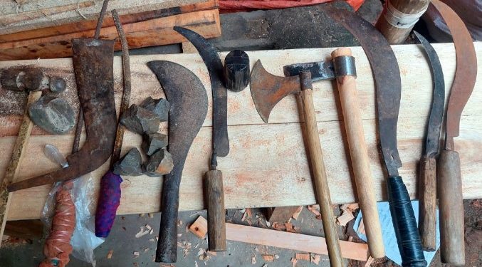 কালীগঞ্জে নিষিদ্ধ ছাত্রলীগকর্মীর দোকান থেকে ধারালো অস্ত্র উদ্ধার