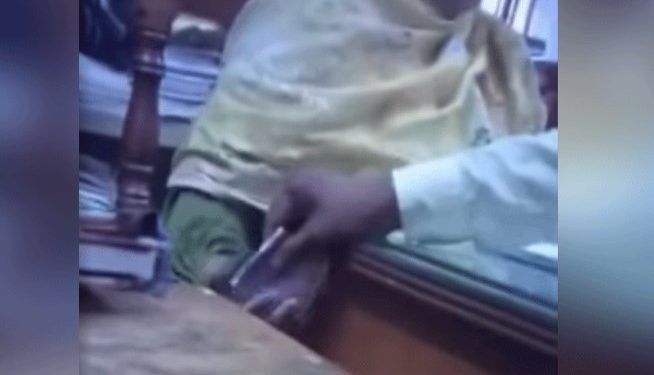 শ্রীপুর সাব-রেজিস্ট্রি অফিসে টেবিলের নিচ দিয়ে সহকারীর টাকা নেওয়ার ভিডিও ভাইরাল