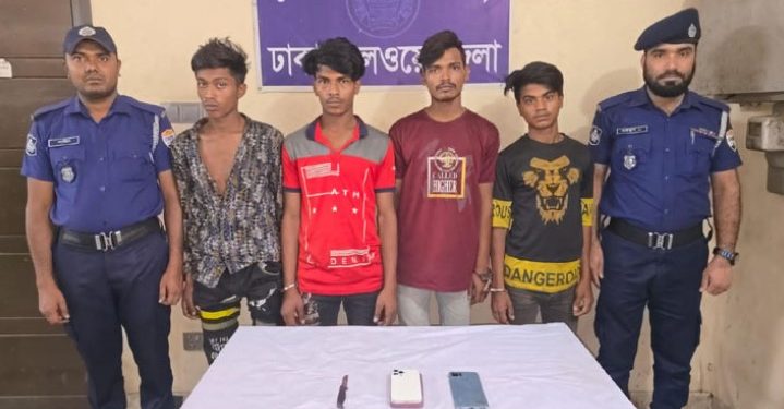 চলন্ত ট্রেনে ছিনতাইয়ের অভিযোগে গ্রেপ্তার ৪