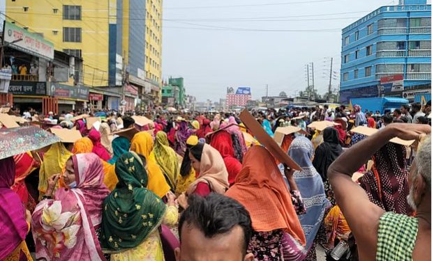 টঙ্গীতে বকেয়া বেতনের দাবিতে মহাসড়ক অবরোধ