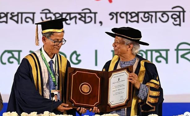 প্রধান উপদেষ্টাকে সম্মানসূচক ডি–লিট ডিগ্রি দিল চট্টগ্রাম বিশ্ববিদ্যালয়