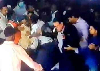 অটোপাসের দাবিতে জাতীয় বিশ্ববিদ্যালয়ের উপাচার্যের ওপর হামলা