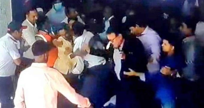 অটোপাসের দাবিতে জাতীয় বিশ্ববিদ্যালয়ের উপাচার্যের ওপর হামলা