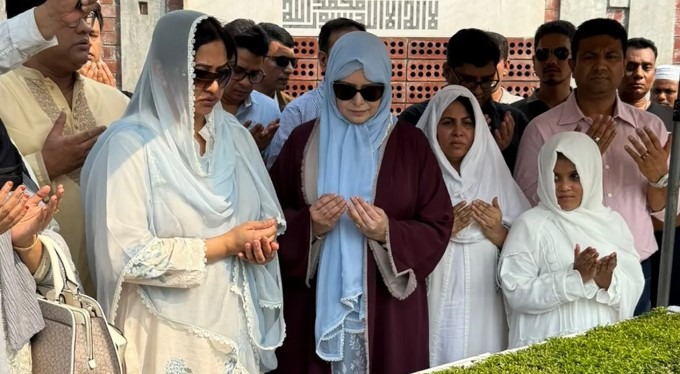 আরাফাত রহমান কোকোর কবর জিয়ারত করলেন ডা. জুবাইদা