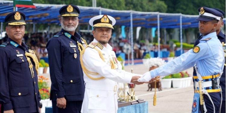 রাষ্ট্রপতি কুচকাওয়াজ নারী অফিসার ক্যাডেটসহ ৪৫ অফিসারের ক্যাডেট কমিশন লাভ