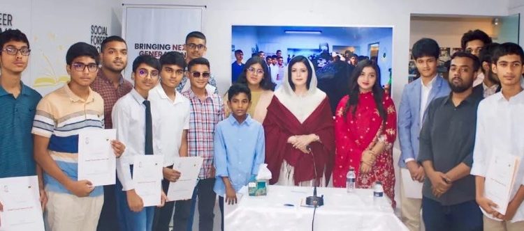 ক্ষুদে বিজ্ঞানীদের উৎসাহ দিলেন ডা. জুবাইদা রহমান