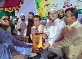 টঙ্গীতে নেদায়ে ইসলাম জামে মসজিদ মাদ্রাসার হাফেজ ছাত্রদের পাগড়ি প্রদান