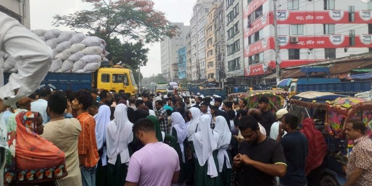গাজীপুরে মহাসড়ক অবরোধ করে বিক্ষোভ ও প্রতিবাদ সভা