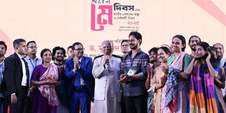 শ্রমিকদের আগের অবস্থায় রেখে নতুন বাংলাদেশ গড়া সম্ভব নয়: প্রধান উপদেষ্টা