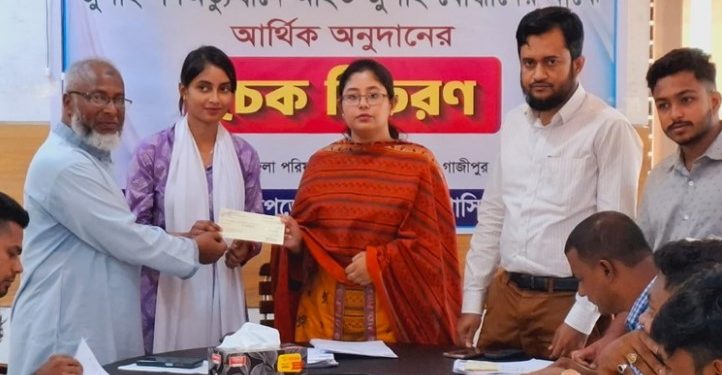 কাপাসিয়ায় জুলাইযোদ্ধাদের মাঝে অনুদানের চেক বিতরণ