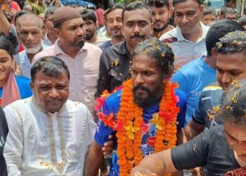 এভারেস্ট জয়ী শাকিলকে পথে পথে ফুল দিয়ে শুভেচ্ছা