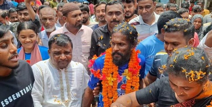 এভারেস্ট জয়ী শাকিলকে পথে পথে ফুল দিয়ে শুভেচ্ছা