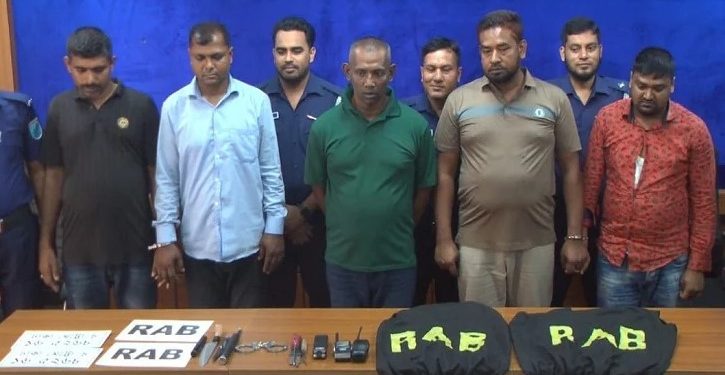 কেরানীগঞ্জে র্যাব পরিচয়ে বাস ডাকাতি, অস্ত্রসহ আটক ৫