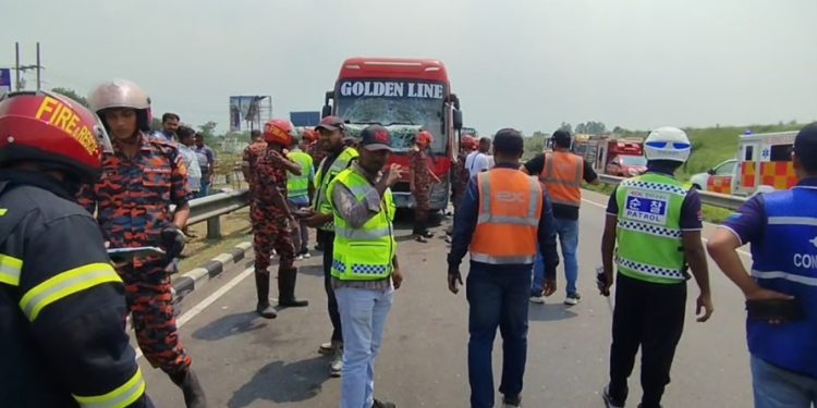 মাওয়া এক্সপ্রেসওয়েতে অ্যাম্বুলেন্সের পেছনে বাসের ধাক্কা, নিহত ৫