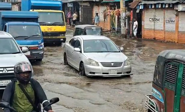 গাজীপুরে ঢাকা-ময়মনসিংহ মহাসড়কে জমেছে বৃষ্টির পানি, যানজটে দুর্ভোগ