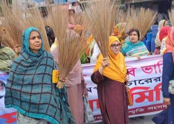 নাটোরে বিএনপি নেতা দুলু ও তার স্ত্রীকে নিয়ে অপপ্রচারের প্রতিবাদে ঝাড়ু মিছিল