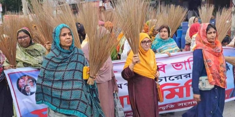নাটোরে বিএনপি নেতা দুলু ও তার স্ত্রীকে নিয়ে অপপ্রচারের প্রতিবাদে ঝাড়ু মিছিল