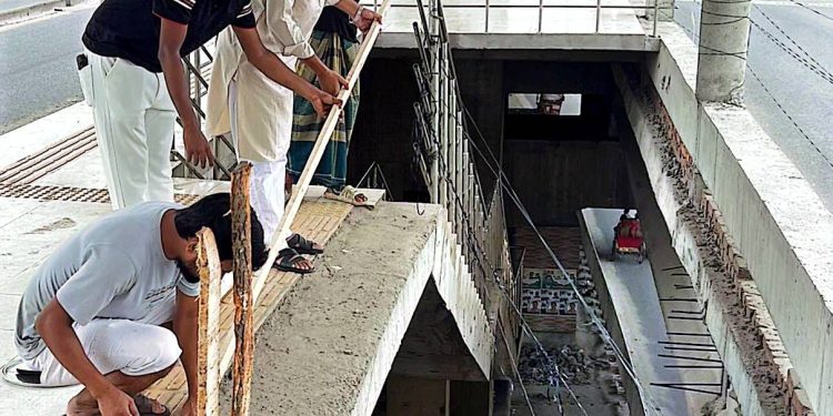 টঙ্গীতে বিআরটি উড়ালসড়কের ফাঁকা অংশে সেফটি ব্যারিকেট নির্মাণ করলেন যুবদল নেতা অভি দেওয়ান