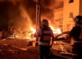 ইসরায়েলের জরুরি পরিষেবাগুলোর শেয়ার করা ফুটেজে হাইফায় ক্ষেপণাস্ত্র হামলার ঘটনাস্থলে প্যারামেডিকদের দেখা যাচ্ছে। ছবি : বিবিসি