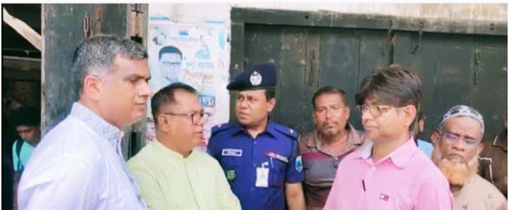 নাটোরে দেশের ২য় বৃহত্তম চামড়ার আড়ত পরিদর্শন করছেন ডিআইজি