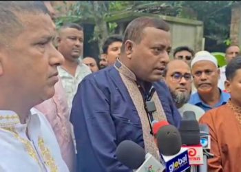 সাভারে বিধবা নারীকে ঘর নির্মাণের জন্য আর্থিক সহায়তা দিলেন সাভার পৌরসভা মেয়র প্রার্থী খোরশেদ আলম