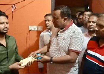 সাভারে আগুনে দগ্ধ নারী পোষাক শ্রমিকের পাশে দাড়ালেন খোরশেদ আলম