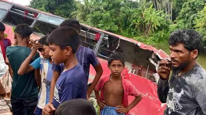 নাটোরে কাভার্ডভ্যানের ধাক্কায় বিআরটিসির বাস খাদে পড়ে নিহত ১, আহত ১৫