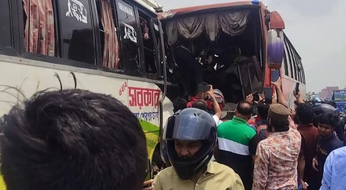 টঙ্গীতে দুই বাসের মুখোমুখি সংঘর্ষ, ১০জন আহত