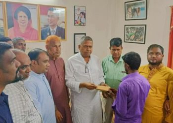 শ্রীপুরে ধর্ষণের শিকার নারীর পরিবারকে ডা. বাচ্চুর আর্থিক সহায়তা