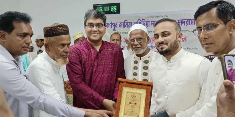 শ্রীপুরে ব্যারিস্টার জাহিদ হাসানকে সংবর্ধনা