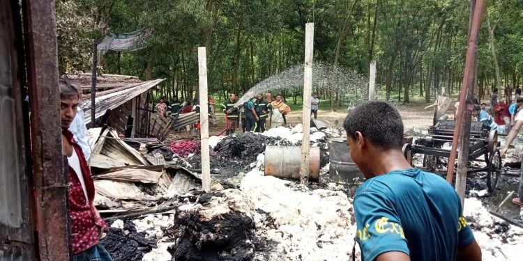 গাজীপুরে লেপ-তোশক তৈরির তুলার গোডাউনে আগুন