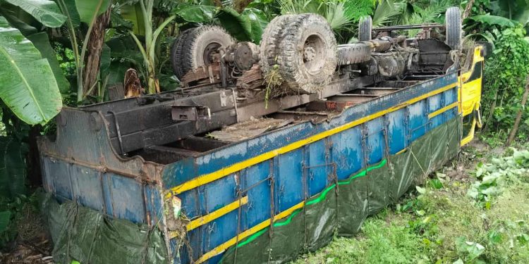 কোটচাঁদপুরে বাইসাইকেল আরোহী কে বাঁচাতে গিয়ে রং বোঝাই ট্রাক উল্টে গেলো