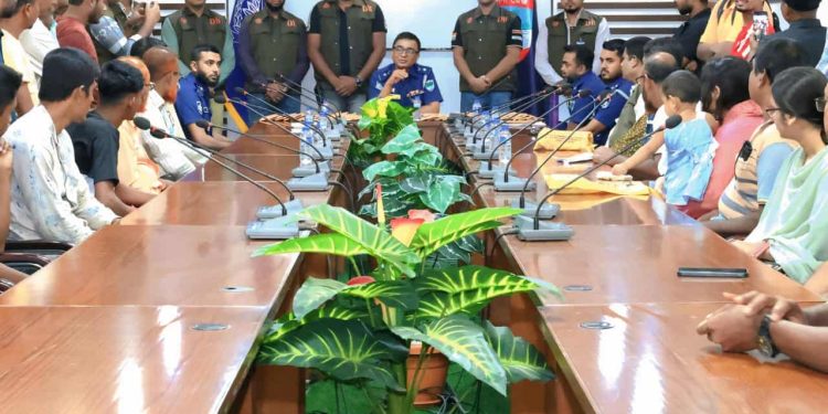 ঝিনাইদহে চুরি হওয়া ১১৯টি মোবাইল ফোনসহ নিখোঁজ হওয়া ১২ জনকে উদ্ধার