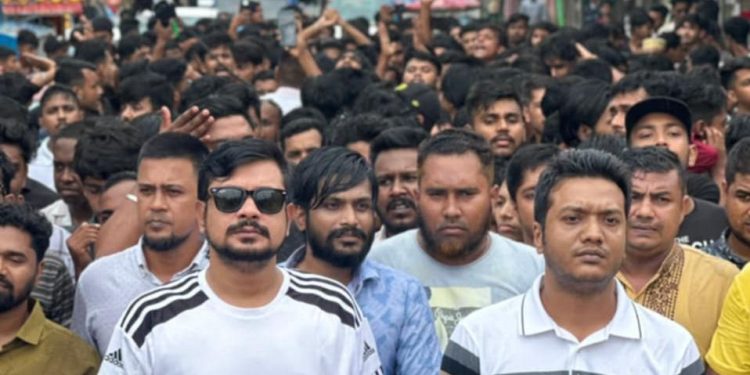 তারেক রহমানের বিরুদ্ধে ষড়যন্ত্রের প্রতিবাদে যুবদল নেতা এস এম ইমরান রেজার নেতৃত্ব বিক্ষোভ মিছিল