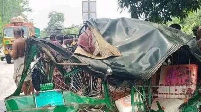 গাজীপুরে অটোরিকশা-কাভার্ড ভ্যানের মুখোমুখি সংঘর্ষে নিহত ৪