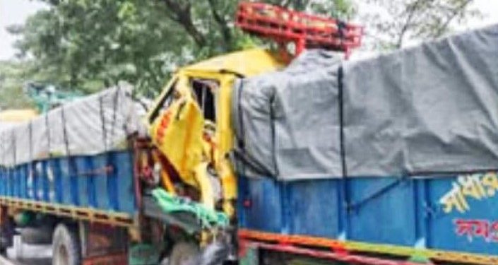 নাটোরে এক ট্রাকের পেছনে অন্য ট্রাকের ধাক্কা-চালকের সহকারী নিহত