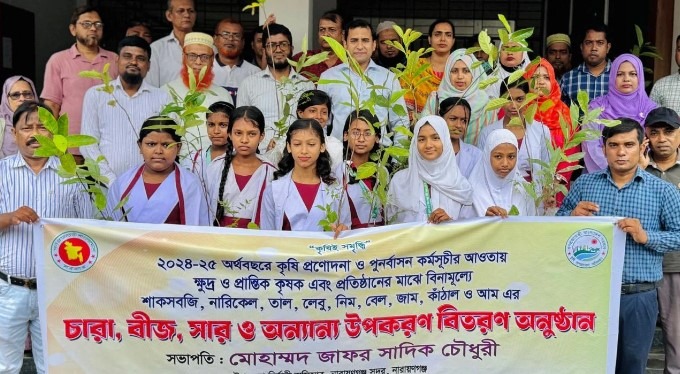 নারায়ণগঞ্জে শিক্ষার্থীদের মাঝে ১০ হাজার গাছের চারা বিতরণ